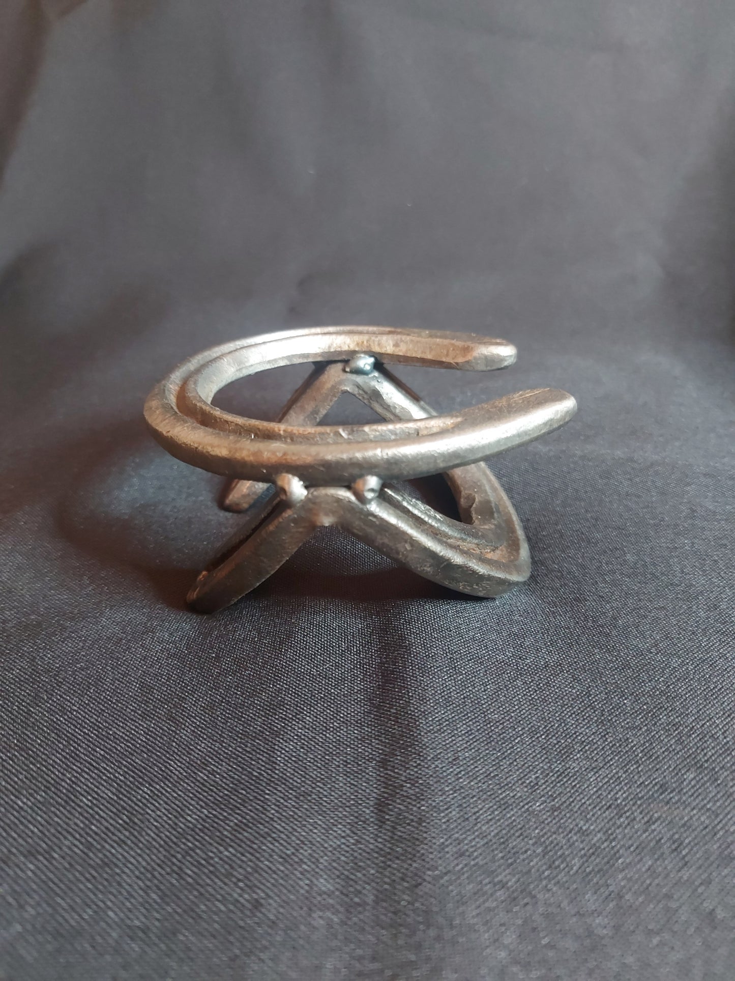 Horseshoe Orb stand